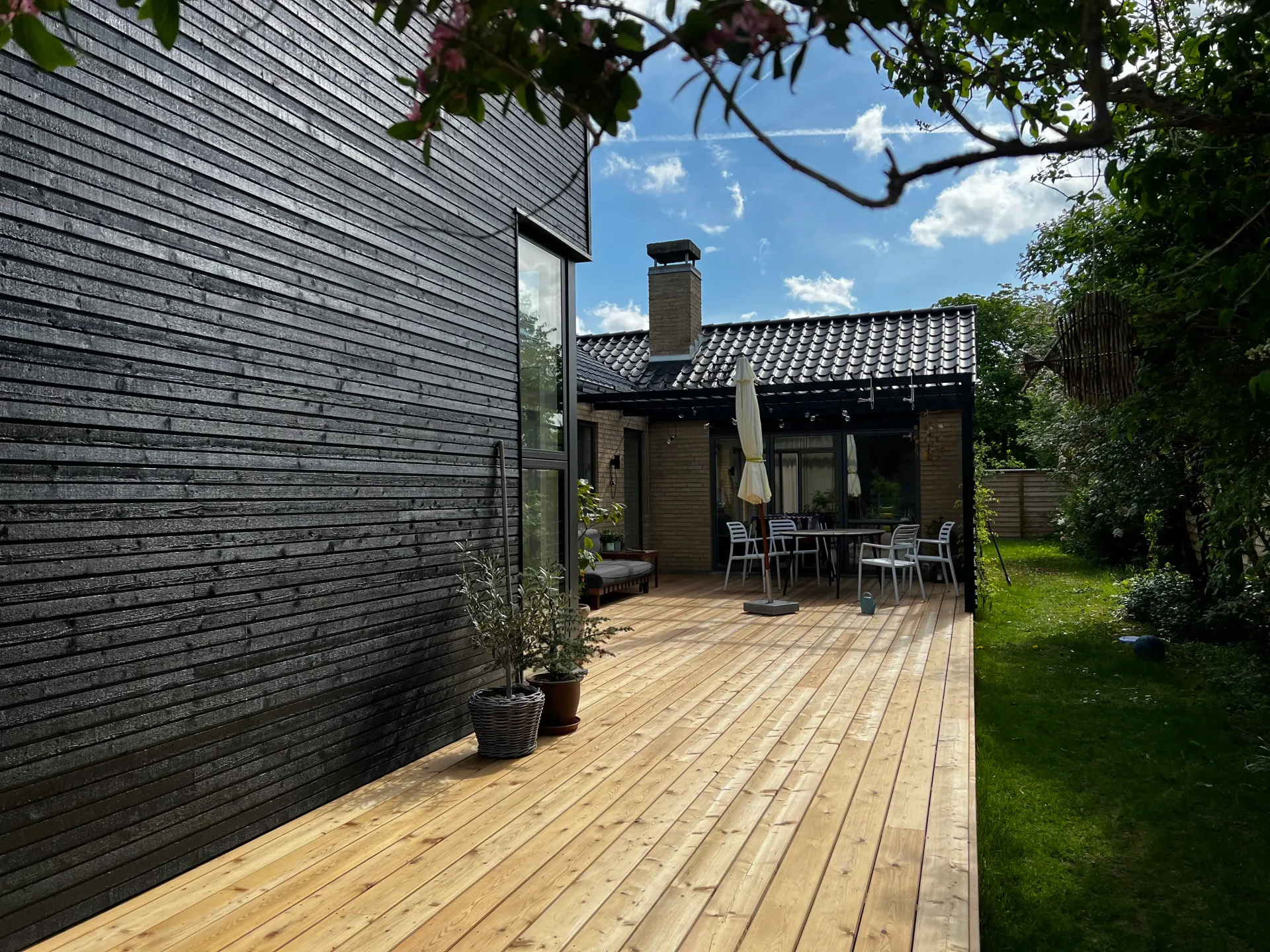 Terrasse ved villa med tilbygning i Hasseris i Aalborg — Arkitekttegnestuen Yderskov